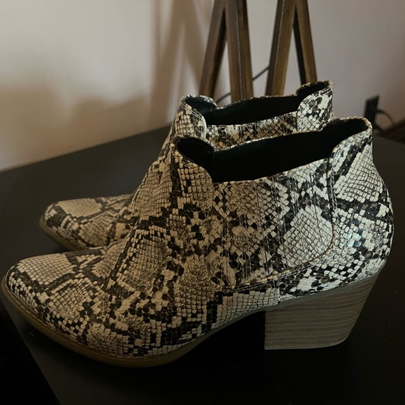 Snake Print Low Heeled Booties - Picture 2 of 4